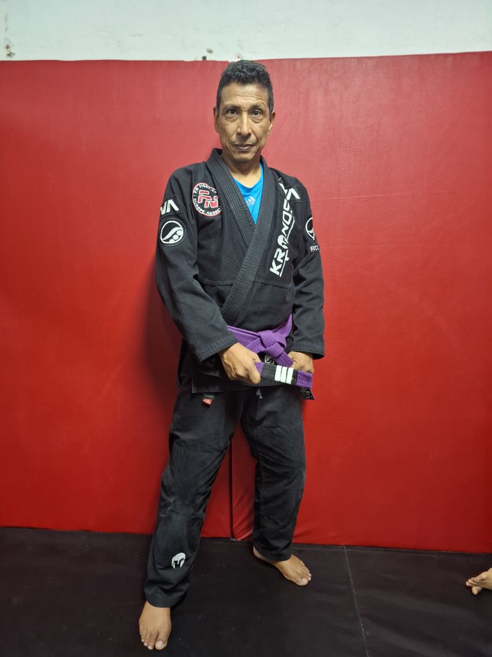 Oscar Perlaza con uniforme de Jiu Jitsu Brasileño en un espacio de entrenamiento