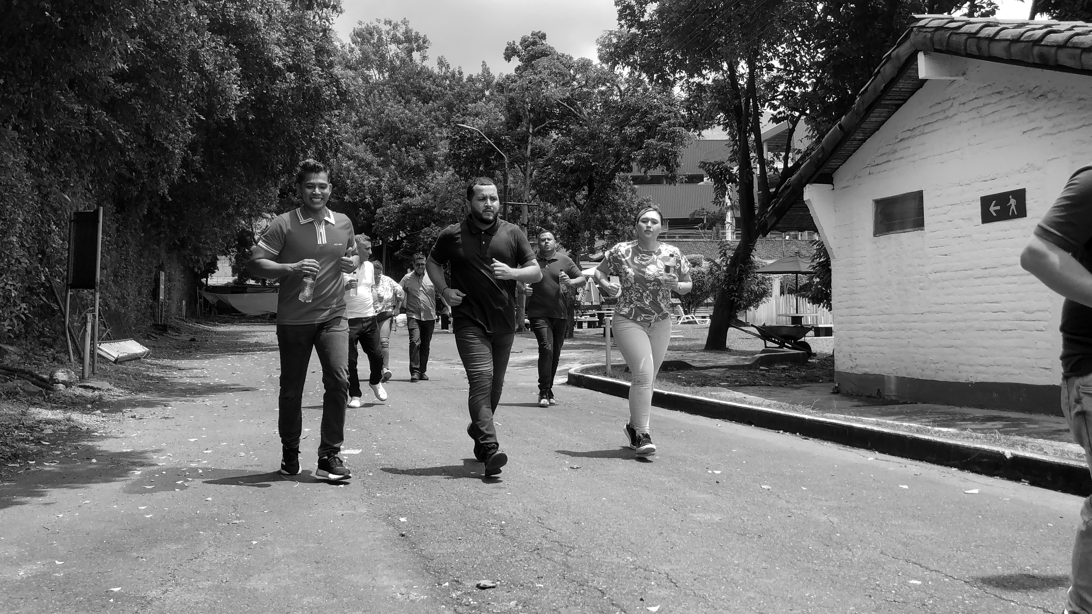 Participantes desplazándose juntos durante una actividad al aire libre.