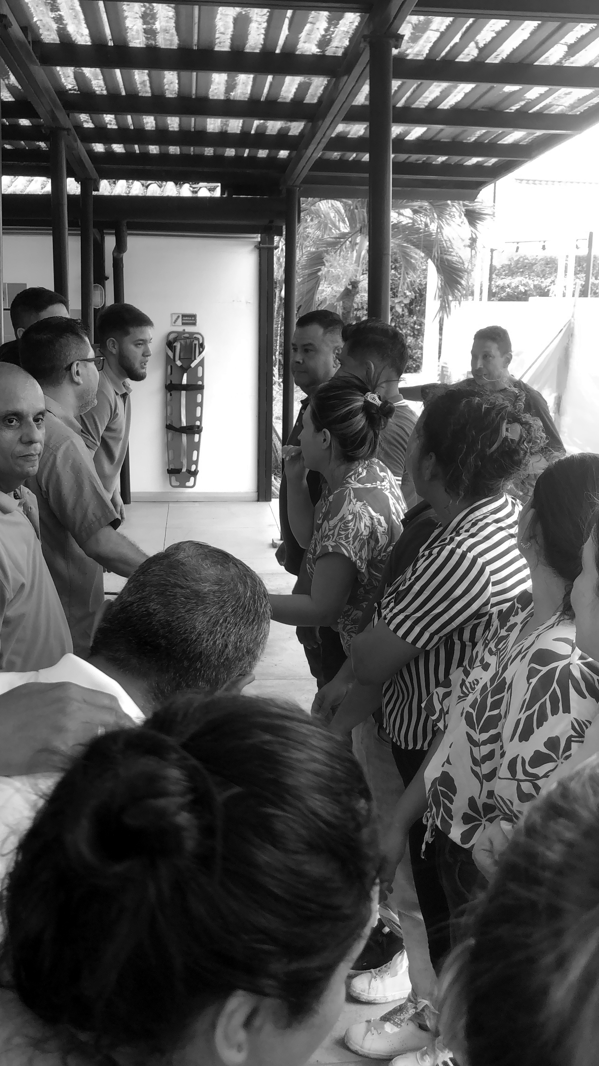 Participantes conversando en grupo durante una actividad de equipo.